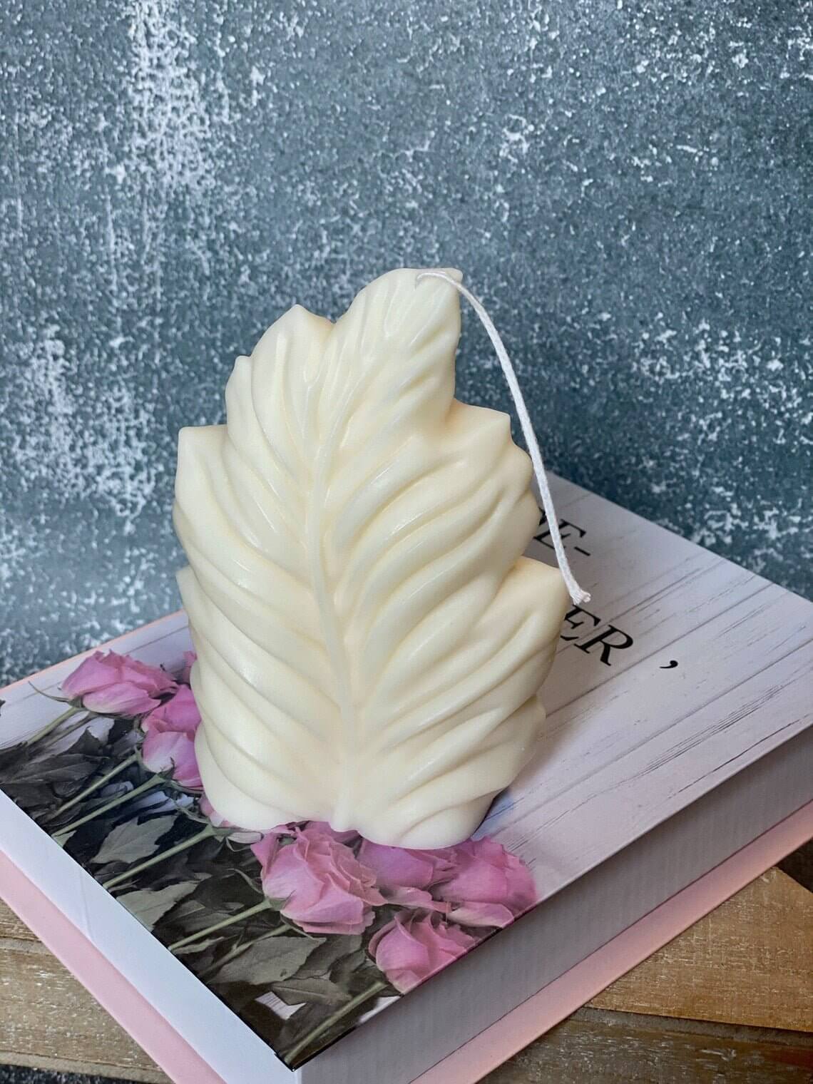 Minimalist Feather Candle — Handcrafted Soy Wax Elegance